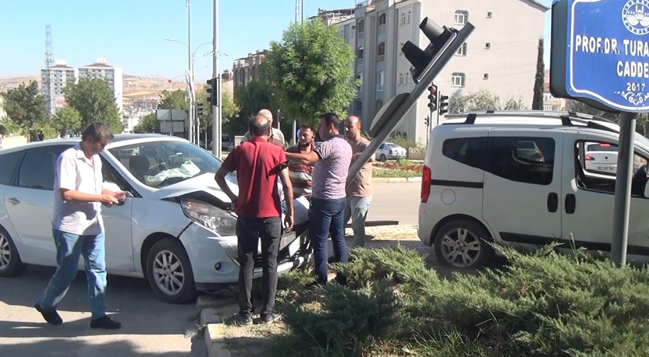 Kontrolden çıkan otomobil trafik ışıklarına çarparak durabildi